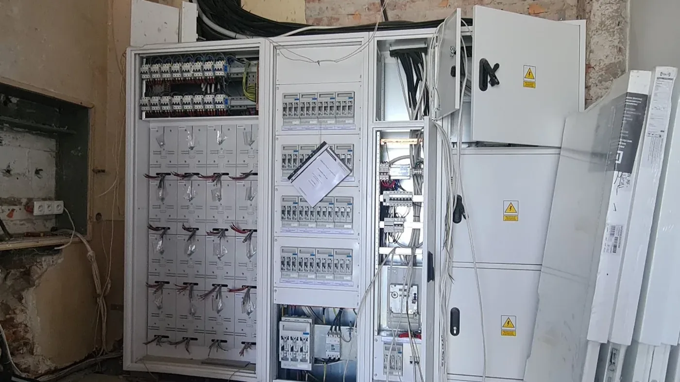 Rozdzielnica elektryczna podczas wykonania instalacji