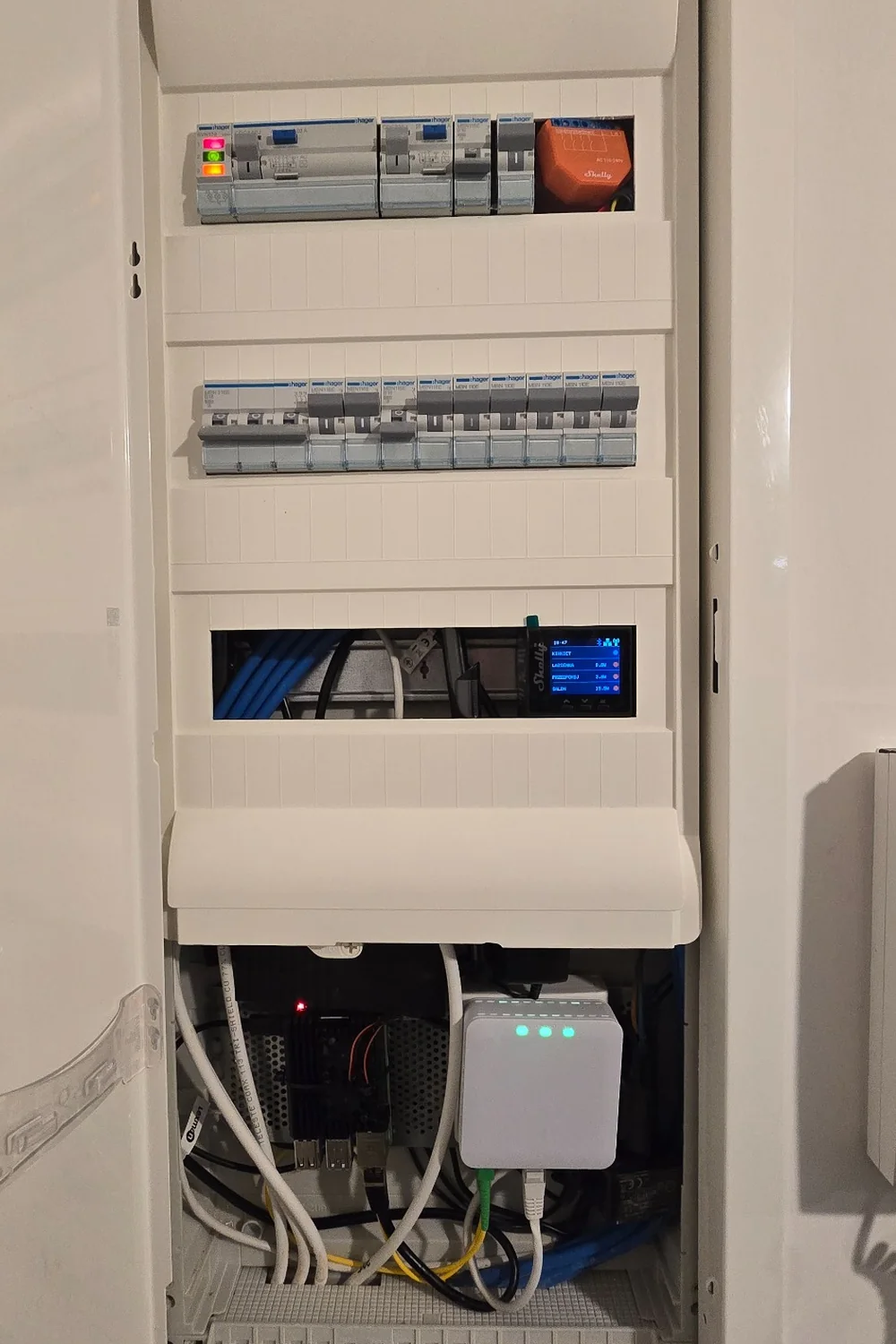 Rozdzielnica elektryczna z elementami automatyki i infrastruktury sieciowej